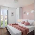 Apartment Dreams With Pool, Private Terrace, Sea View, Jacuzzi