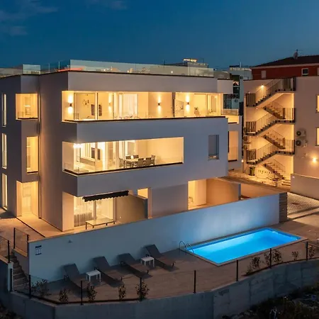 Luxury Penthouse Pool, Private Terrace, Sea View, Jacuzzi アパート トロギール