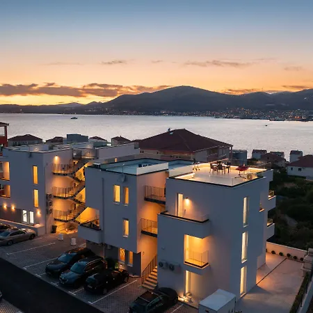 Luxury Penthouse Pool, Private Terrace, Sea View, Jacuzzi トロギール