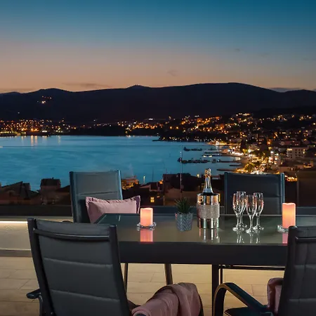 Luxury Penthouse Pool, Private Terrace, Sea View, Jacuzzi アパート トロギール