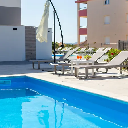 Luxury Penthouse Pool, Private Terrace, Sea View, Jacuzzi アパート トロギール