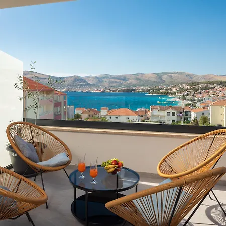 Luxury Penthouse Pool, Private Terrace, Sea View, Jacuzzi アパート トロギール